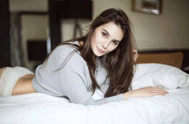 Məşhur futbolçunun bacısı reklam üçün çılpaq poz verdi -