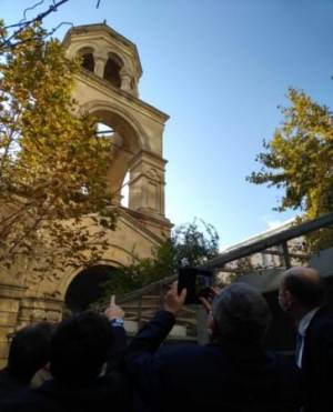 Fransalı deputatlar Bakıdakı erməni kilsəsində Xəbər şəkili