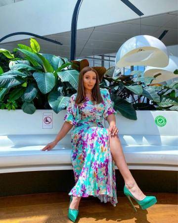 Geyimindən çox ayaqları müzakirə edildi