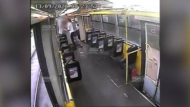 Tramvayın konduktorunu döyüb, çantasını oğurladılar -