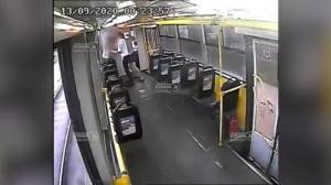 Tramvayın konduktorunu döyüb, çantasını oğurladılar -