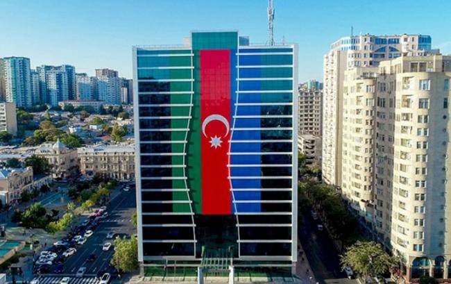 Nazirliyin binası bayrağa büründü -