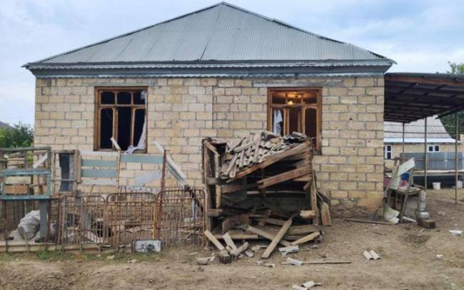 Ermənilərin atdığı top mərmisi bu evə düşüb -