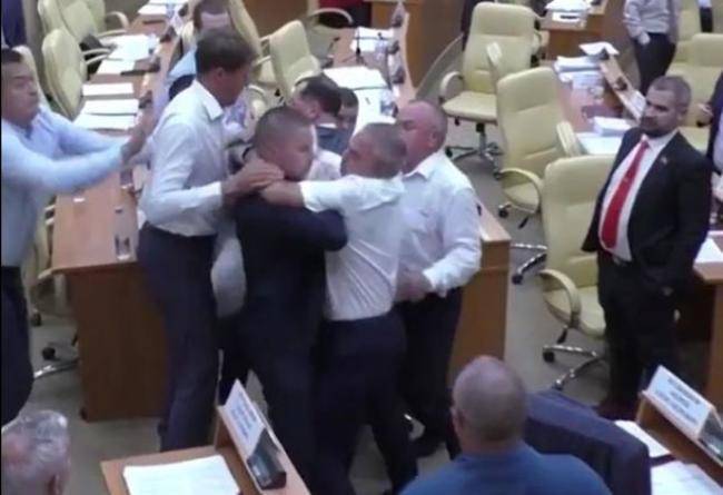 Rusiyada deputatlar yumruq davasına çıxdılar -