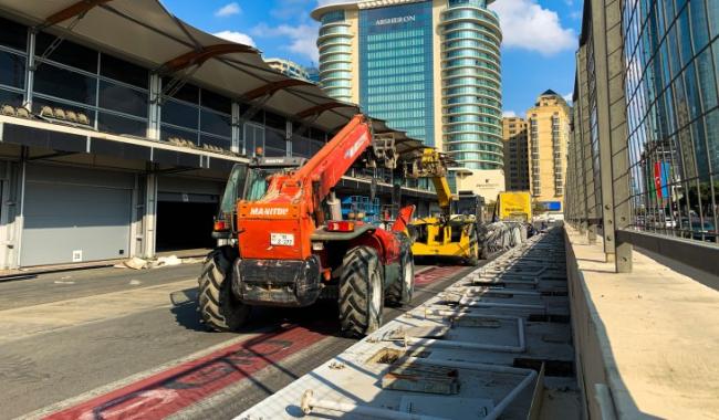 Bakıda &ldquo;Formula 1&rdquo; konstruksiyaları s&ouml;k&uuml;l&uuml;r, 