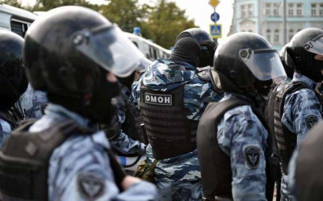 Çeçen nümayişçi OMON-nun 4 əməkdaşını belə döydü -