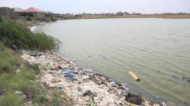 Bakıda qəsəbə üfunətə qərq olub -