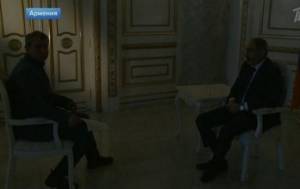 Paşinyan müsahibə verərkən Hökumət evində işıq söndü -