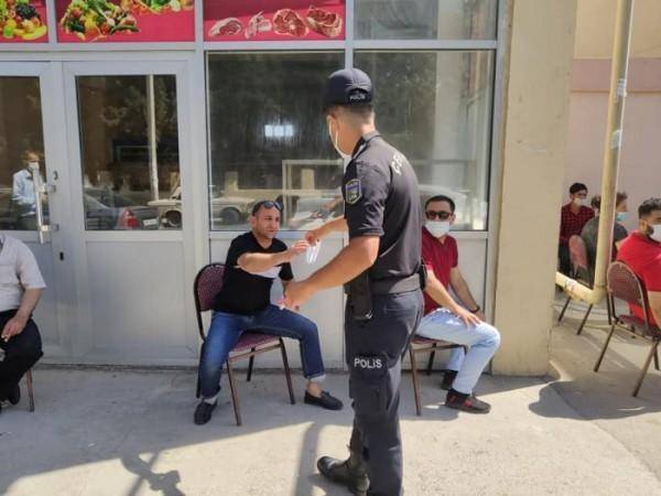 Polis növbədə duranlara maska payladı