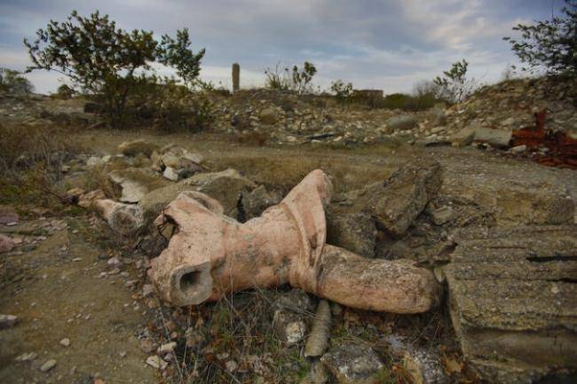 Ağdam teatrının qarşısındakı heykəlin qalıqları tapıldı -