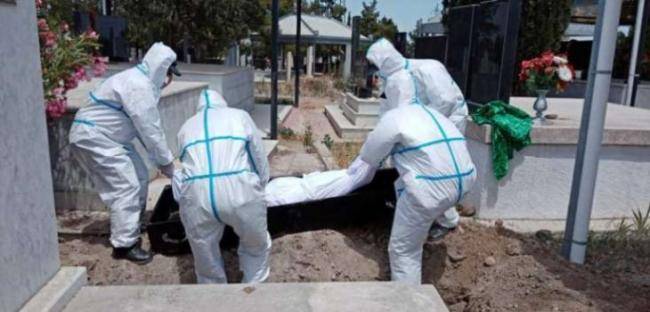 Koronavirusdan ölən qadını polislər dəfn etdi