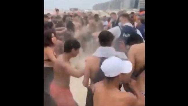 Dənizdə polislərlə gənclər arasında kütləvi dava -