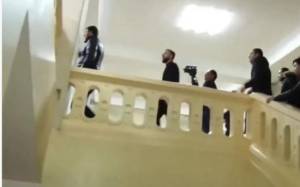 Ermənistanda etiraz&ccedil;ılar universitet binasına basqın etdi Xəbər şəkili