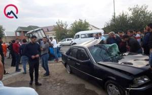 Biləsuvarda “Mercedes” traktorla toqquşdu, yaralılar var