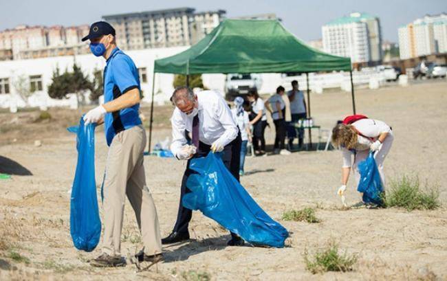 Nazir Sumqayıtda çimərlik təmizlədi -