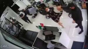 Bakıda polis bərbərxanada qadına qarşı zorakılıq etdi -
