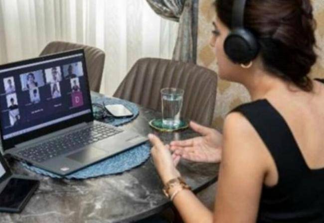 "Yatağımda uzanıb dərs keçirdim,