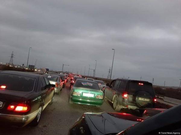 Bakı-Ələt yolunda böyük tıxac yaranıb -