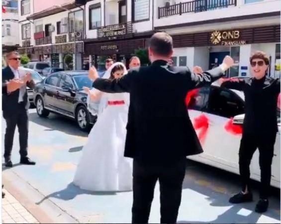 Türkiyəli müğənnidən maraqlı addım -