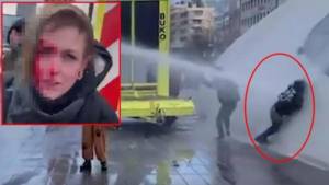 Polis elə bir hərəkət etdi ki, qadının kəllə s&uuml;m&uuml;y&uuml; &ccedil;atladı -  Xəbər şəkili