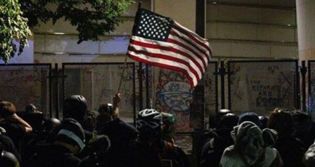 ABŞ-da etirazçılar polis binasını yandırdılar -