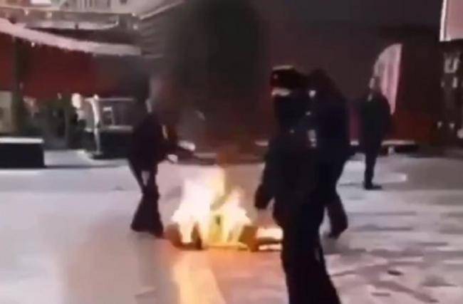 ŞOK: Etirazçı küçədə özünü yandırdı - ANBAAN VİDEO