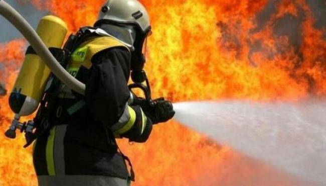 Taxta yaşayış evi yanaraq külə dönüb -