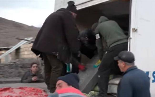 Ermənilər Kəlbəcərdən qəbir daşlarını da aparırlar -