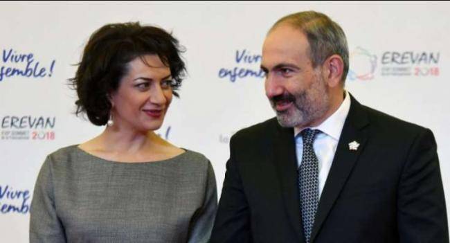 Xankəndidə Paşinyanın arvadının Milad ağacını uçurtdular -