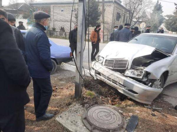Azərbaycanda qəza: İki avtomobil toqquşdu sıxlıq yarandı -