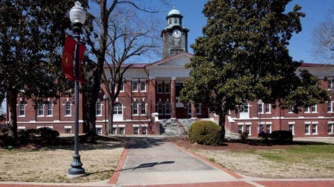 Universitetdə atışma: