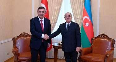 Cevdet Yılmaz Əli Əsədovu təbrik etdi