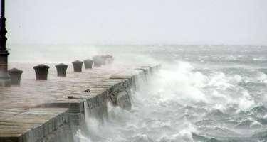 Külək gücləndi, dalğanın hündürlüyü 4 metrə çatdı