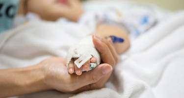 Valideynləri tərəfindən döyülən körpə süni nəfəs aparatına qoşuldu