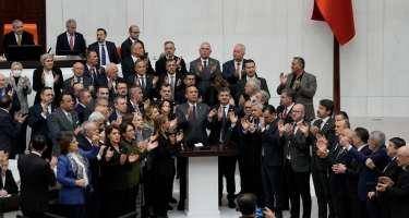 CHP-dən olan millət vəkilləri parlamentdə etiraz etdi