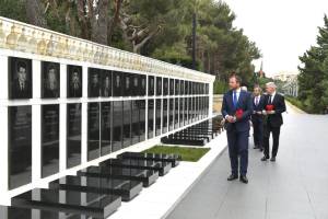 Estoniyanın xarici işlər naziri Bakıda Şəhidlər xiyabanını və Zəfər parkını ziyarət edib - YENİLƏNİB Xəbər şəkili