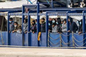 KİV: Britaniya noyabrdan miqrantları hərbi kazarmalarda yerləşdirməyə başlayacaq Xəbər şəkili