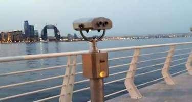 Bulvarda dənizə düşən qadın xilas edildi - VİDEO