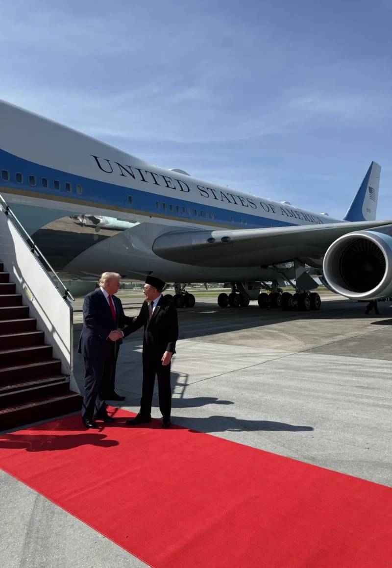 ABŞ Prezidenti Donald Tramp Malayziyada Təyyarədən Endikdən Sonra Qırmızı Xalıda Rəqs Etdi Xəbər şəkili