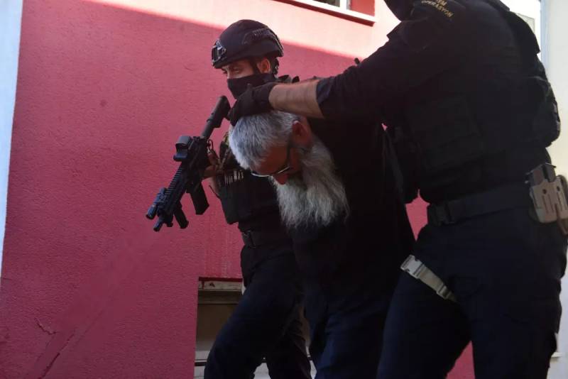 Adanada DAEŞ Əməliyyatı: Guya Qrup Rəhbəri Mahmut Özdenin də Olduğu 6 Nəfər Tutuldu