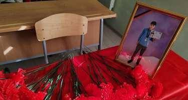 Partasına qərənfillər düzüldü... - FOTO