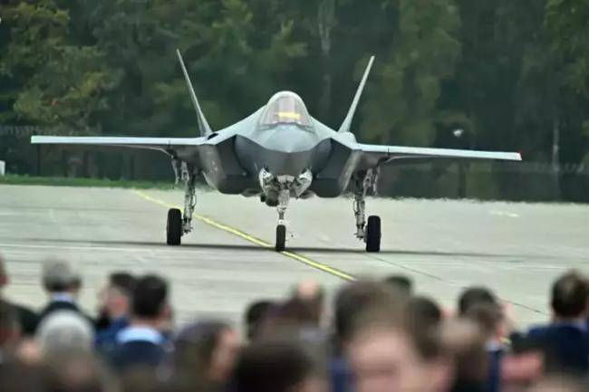 Belçika ilk F-35 hərbi təyyarələrini təhvil aldı