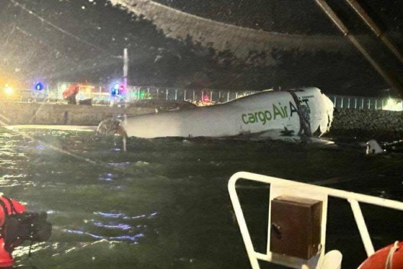 SCMP: Honkonqda yük təyyarəsi uçuş-enmə zolağından çıxıb, bir nəfər ölüb