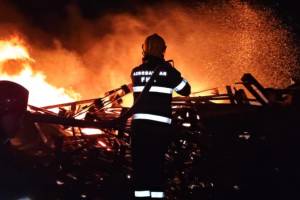 Bakıda taxtalar yığılan ərazidə yanğın söndürülüb - YENİLƏNİB Xəbər şəkili