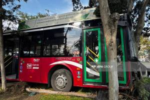 Bakıda sərnişin avtobusu qəza törədib - FOTO - VİDEO - YENİLƏNİB Xəbər şəkili