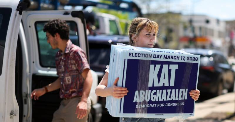 İllinoys Konqresinə Namizəd Olan İflüenser Kat Abuqazalehə ICE Etirazlarına Görə İttiham Verildi