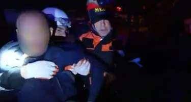 Qəzaya düşən avtomobildəki sürücü belə xilas edildi -VİDEO