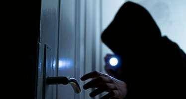 Reklam şirkətindən oğurluq edən qardaşlar tutuldu