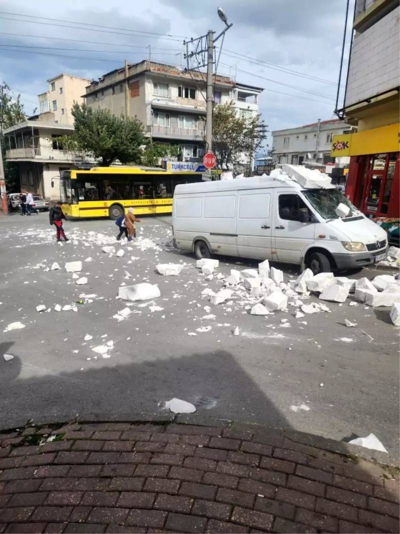 Bursada güclü tufan: Ağaclar aşıb, avtomobillərə zərər dəyib