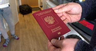 Əcnəbilərin Rusiyada vizasız qalma müddəti azaldıldı